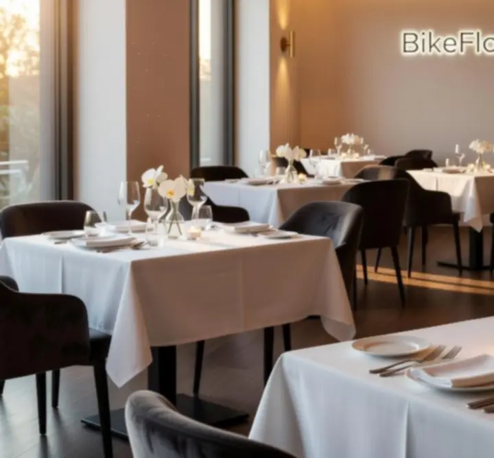 Elegánsan megterített éttermi asztalok és modern póker lounge a BikeFlow Rent Lounge-ban